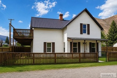 PHOTO EDIT STAGING: Charming two-story home with stunning - photo 1