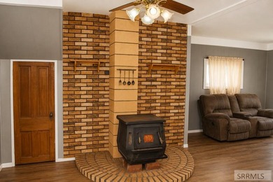 PHOTO EDIT STAGING: Charming two-story home with stunning - photo 4