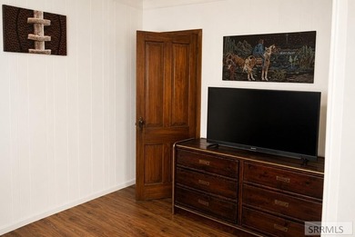 PHOTO EDIT STAGING: Charming two-story home with stunning - photo 8