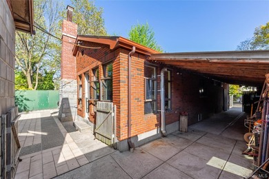 Discover refined comfort in this single-family home, perfectly - photo 20