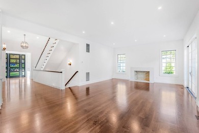 Welcome to 166 Ferry Rd, a luxurious black and white batten - photo 4