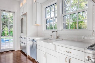 Welcome to 166 Ferry Rd, a luxurious black and white batten - photo 8