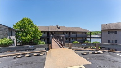 TOP-FLOOR WALK-IN WITH A VIEW! This Harbor Point condo checks - photo 2