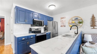 TOP-FLOOR WALK-IN WITH A VIEW! This Harbor Point condo checks - photo 7