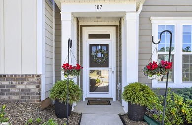 LIFESTYLE AND LOCATION LOW-MAINTENANCE TOWNHOME, ONLY 3 YEARS - photo 3