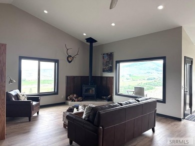 Experience panoramic mountain and valley views from every window - photo 2