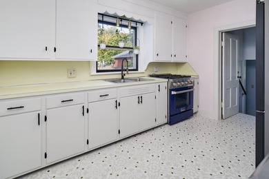 This charming duplex sits on a large lot with a privacy fenced - photo 11