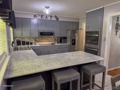 Live your best life in this beautifully appointed home! Roof and - photo 9