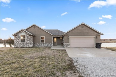 Experience lakefront living in this well-appointed 3-bedroom - photo 1