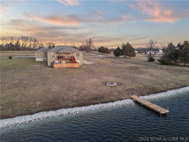 Experience lakefront living in this well-appointed 3-bedroom - photo 2