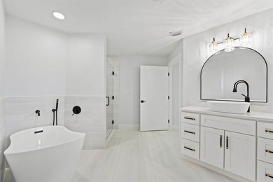 Beautifully renovated waterfront home in Beau Rivage with ocean - photo 17