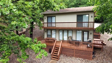 Welcome to lake living at its best! This must-see 3-bedroom - photo 1
