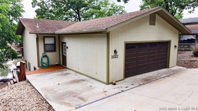 Welcome to lake living at its best! This must-see 3-bedroom - photo 2