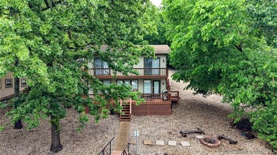 Welcome to lake living at its best! This must-see 3-bedroom - photo 4