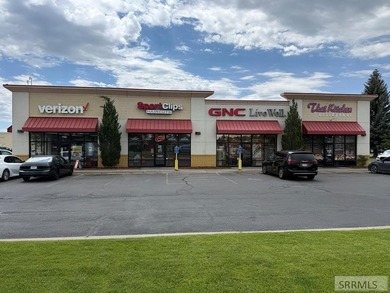 Introducing a prime commercial opportunity in a bustling - photo 1
