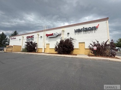Introducing a prime commercial opportunity in a bustling - photo 2