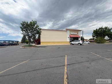 Introducing a prime commercial opportunity in a bustling - photo 4