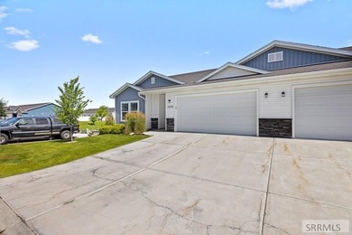 Enjoy the ease of low-maintenance living without sacrificing - photo 2