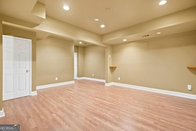 Beautifully 6 bedroom. home on a private cul-de-sac lot in - photo 39