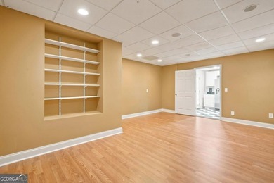 Beautifully 6 bedroom. home on a private cul-de-sac lot in - photo 47
