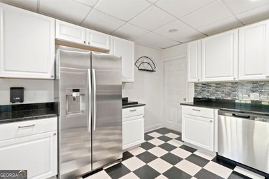 Beautifully 6 bedroom. home on a private cul-de-sac lot in - photo 48
