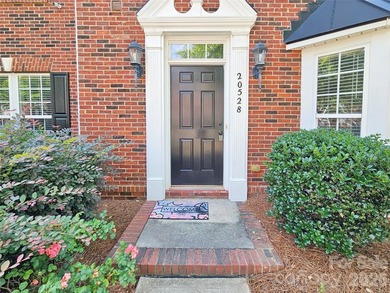 This beautifully maintained 3-bedroom, 2.5 bath move- in ready - photo 1