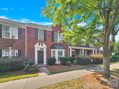 This beautifully maintained 3-bedroom, 2.5 bath move- in ready - photo 4