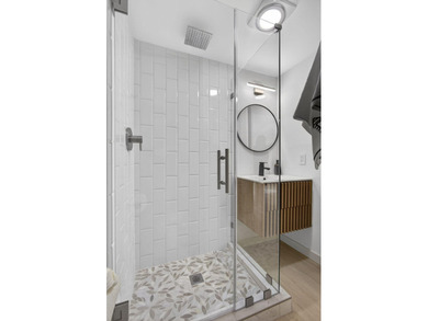 Stunning fully renovated corner-unit condo in a premier 55+ - photo 27