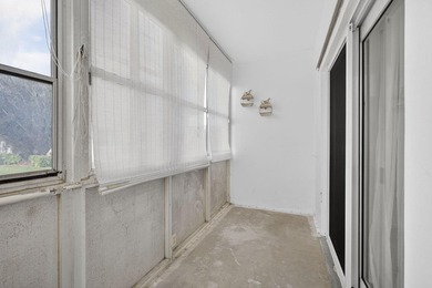 Stunning fully renovated corner-unit condo in a premier 55+ - photo 28