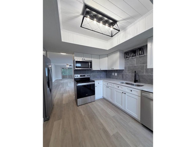 Move right into this beautifully updated 2-bedroom, 2-bath - photo 3