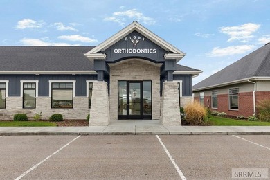 Exceptional opportunity to own a modern, professionally designed - photo 2
