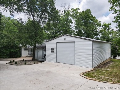 Welcome to your ultimate lake retreat! This stunning 3-bedroom - photo 2