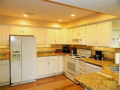 Welcome to your ultimate lake retreat! This stunning 3-bedroom - photo 7