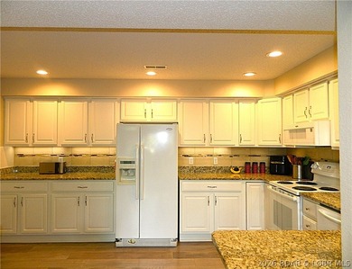 Welcome to your ultimate lake retreat! This stunning 3-bedroom - photo 9