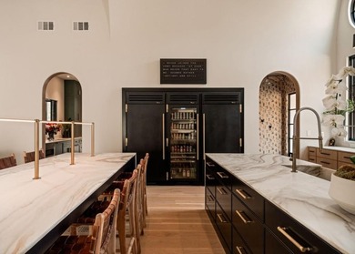 Some homes are designed to be seen. This one was designed to be - photo 37