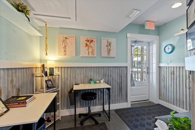Own a charming, versatile piece of Florida history in the heart - photo 44
