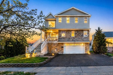 Welcome to an exceptional waterfront retreat in the heart of - photo 1