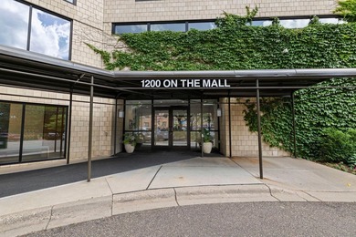 Enjoy easy downtown living in this beautifully maintained - photo 3