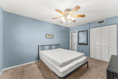 Coastal Comfort meets downtown Stuart Convenience This charming - photo 19
