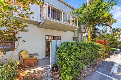 Coastal Comfort meets downtown Stuart Convenience This charming - photo 25