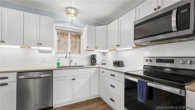 Beautifully updated 3 bed, 2 bath lakefront home at the 3MM in a - photo 6