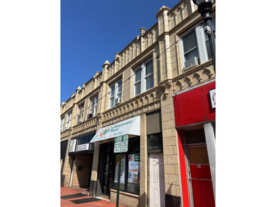 Excellent investment opportunity: Mixed-use building with one - photo 1