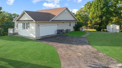 Welcome to this 4-bedroom, 3-bath lake-area-retreat with - photo 2