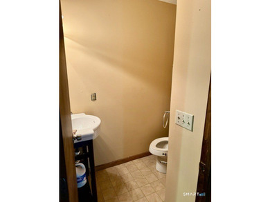 Well-maintained trilevel end-unit townhouse condominium in Fair - photo 9
