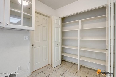 Townhome w/vaulted ceiling & skylights provides plenty of - photo 20
