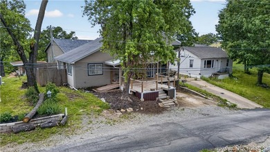 Charming 3-bedroom, 2-bath home located near the Lake of the - photo 6