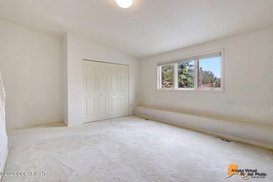 Townhome w/vaulted ceiling & skylights provides plenty of - photo 38