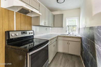 Solid entry-level opportunity! This simple and functional home - photo 5