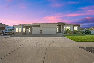 Move in ready! SUPER CLEAN! Full of custom upgrades and - photo 11