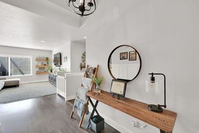 Move in ready! SUPER CLEAN! Full of custom upgrades and - photo 14